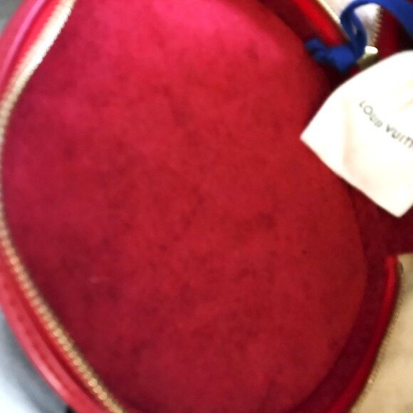 Louis Vuitton Red Cannes Vanity Case with exterior is classic LV EPI Leather - Picture 3 of 12